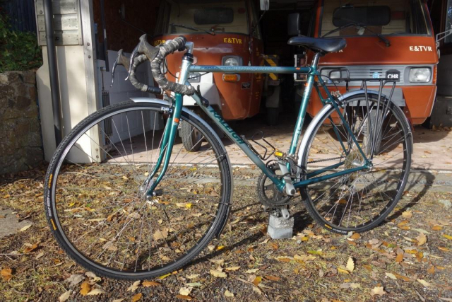 Transfers proclaim that the racing bike uses "SIS." The Shimano Index System was introduced in 1984. Raleigh