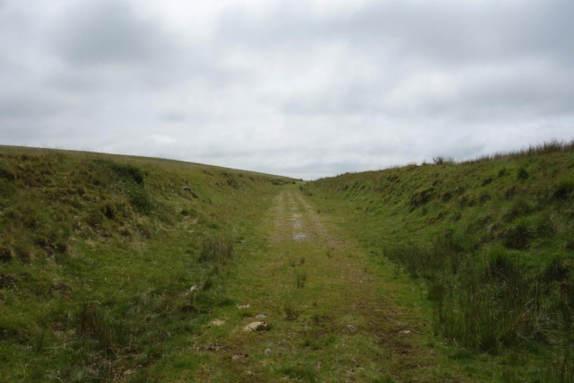 The O.S. 25 in. survey shows a loop in this cutting. The siding connection is ahead and the branch is just over the bank at right. Foggintor